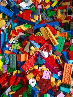 100 random LEGO pieces