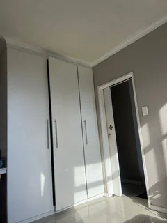 R6700  Rosebank Room to rent in 2 bedroom apartment