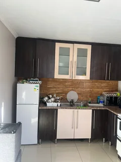 R6700  Rosebank Room to rent in 2 bedroom apartment