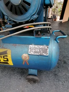 80 liters Quinns twin head compressor for sale