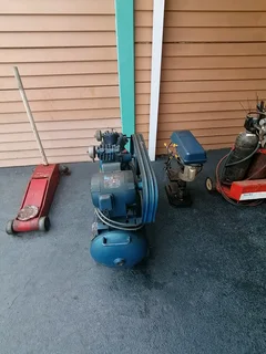 80 liters Quinns twin head compressor for sale in good working condition