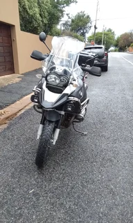 2007 BMW R1200GS Adventure. Need some little TLC.   Engine and gear box 100%.    NO SERVO brake