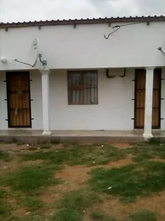 flat to rent R2000 per month