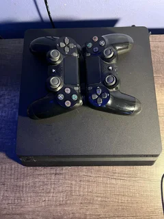 PlayStation 4 500GB Includes 2 Controllers