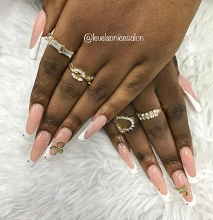 PROFESSIONAL NAIL TECH WANTED