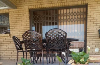 Outdoor aluminium garden set with large umbrella