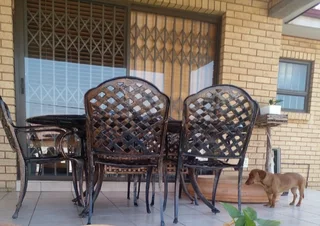 Outdoor aluminium garden set with large umbrella