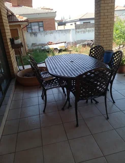 Outdoor aluminium garden set with large umbrella