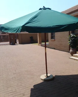 Outdoor aluminium garden set with large umbrella