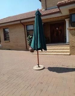 Outdoor aluminium garden set with large umbrella