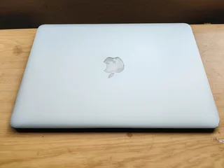 CORE i5 MACBOOK AIR MID 2013  MODEL 4GB RAM 128SSD R2800