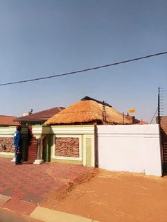 Vhunyunyu thatch and projects