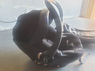 Noola iSize Car Seat &amp; ISOFIX base
