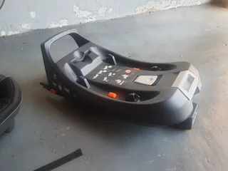 Noola iSize Car Seat &amp; ISOFIX base