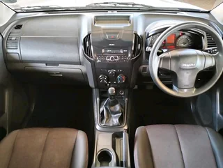 2019 ISUZU D-MAX 250 HO HI-RIDE P/U D/CPrice R109,999•Price lcludes admin fee and license fee. •Mile