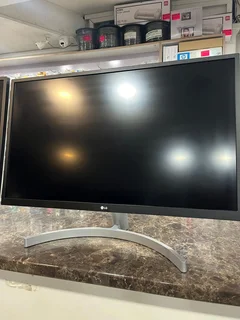 LG 27 inch UHD IPS Panel Video Editing Monitor (Ultrafine 27" 4K (UHD) IPS Monitor - 27UL500)