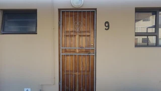 Well-maintained two-bedroom flat in Arum Sands, Gonubie