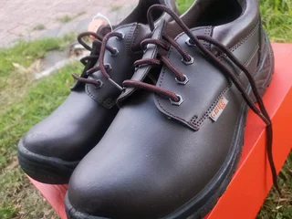 Hi-Tec Interceptor Askari Lo II Smooth safety shoe in brown leather. Size 8