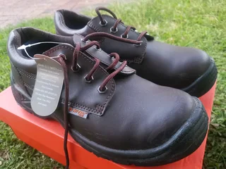 Hi-Tec Interceptor Askari Lo II Smooth safety shoe in brown leather. Size 8