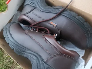 Hi-Tec Interceptor Askari Lo II Smooth safety shoe in brown leather. Size 8