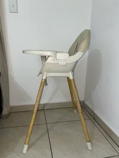 Baby feeding chair