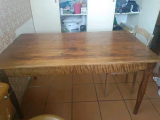 Groot geelhout tafel tekoop.