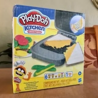 Brand new Play-Doh Kitchen Creations Cheesy Sandwich Playset