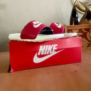 Brand new Nike Victori One Mens Slide UK10 - Gym Red/Summit White