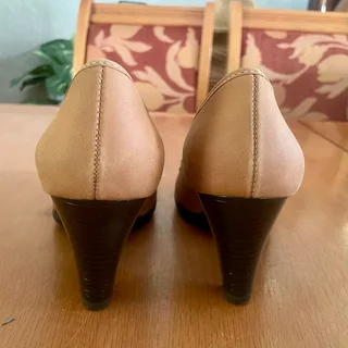 Froggie Nubuck Leather Court Shoes UK6 - New in box - Sandton