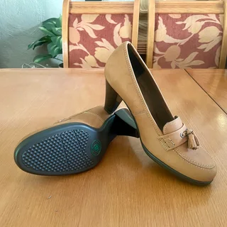 Froggie Nubuck Leather Court Shoes UK6 - New in box - Sandton