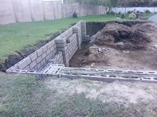 Retaining block