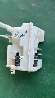Chevrolet Captiva windscreen water bottle