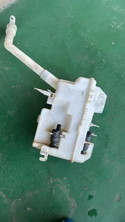 Chevrolet Captiva windscreen water bottle