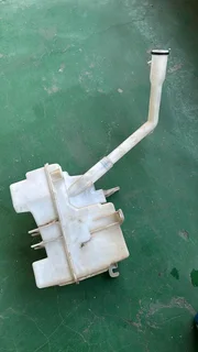 Chevrolet Captiva windscreen water bottle