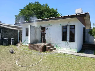 Roof Pressure Hoze Cleaning