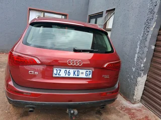 Audi q5 2011 red colour with sunroof