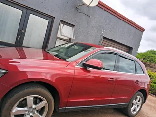 Audi q5 2011 red colour with sunroof