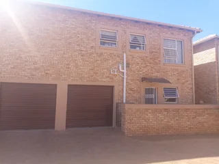 A 3 bedroom townhouse available to rent in Heuwilsig Estate