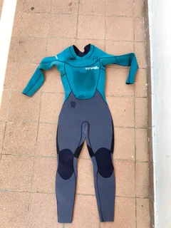 Reef Wetsuit, 4.3 SuperX, Junior great condition. Fit for 12 to 14 year old.