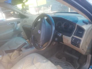 _-_-_- VOLVO VEHICLE AVAILABLE FOR STRIPPING FOR SPARES ( DELIVERY AVAILABLE NATION WIDE)-_-_-_