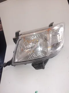 ••• TOYOTA HILUX LEFT HEADLIGHT FOR SALE DELIVERY AVAILABLE COUNTRY WIDE •••