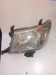 ••• TOYOTA HILUX LEFT HEADLIGHT FOR SALE DELIVERY AVAILABLE COUNTRY WIDE •••