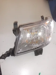 ••• TOYOTA HILUX LEFT HEADLIGHT FOR SALE DELIVERY AVAILABLE COUNTRY WIDE •••