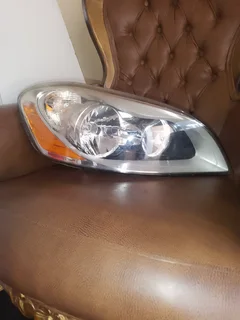 XC60 2009-2013 VOLVO RIGHT HEADLIGHT FOR SALE DELIVERY AVAILABLE COUNTRY WIDE