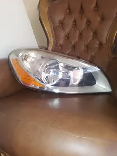 XC60 2009-2013 VOLVO RIGHT HEADLIGHT FOR SALE DELIVERY AVAILABLE COUNTRY WIDE