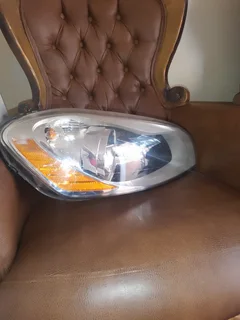 XC60 2009-2013 VOLVO RIGHT HEADLIGHT FOR SALE DELIVERY AVAILABLE COUNTRY WIDE