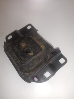Volvo S40 1.8 2010 GEARBOX MOUNTING FOR SALE DELIVERY AVAILABLE COUNTRY WIDE