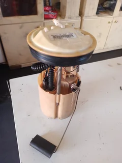 Volvo V50 2003-2012 Fuel Pump For Sale Delivery Available Country Wide***confirm The Connection***