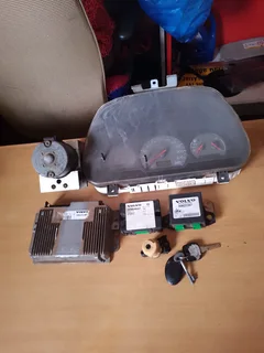 VOLVO S40 2.0L 1995-2004 LOCKSET FOR SALE DELIVERY AVAILABLE COUNTRY WIDE