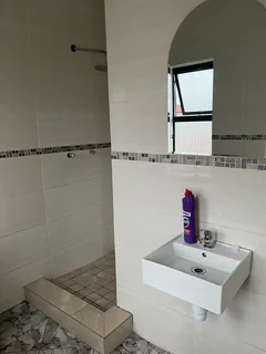 En-Suite Room to Rent in Parklands (Only Females)